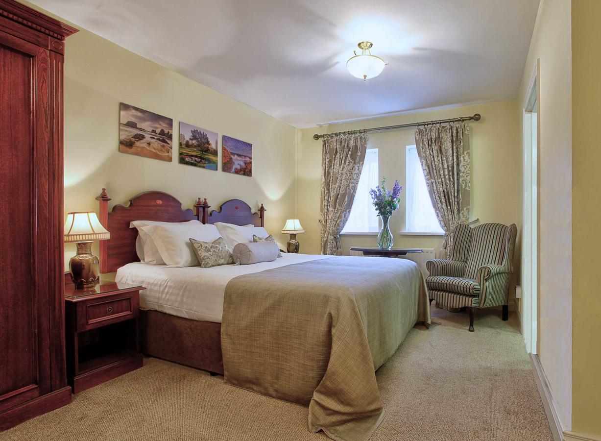Tullyglass House Hotel Ballymena Room photo